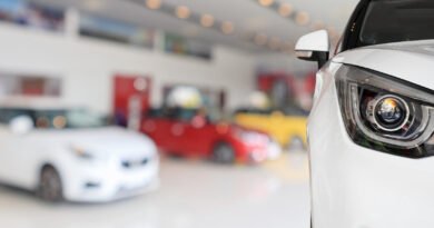 autos chinos: frente de un auto nuevo en un showroom iluminado