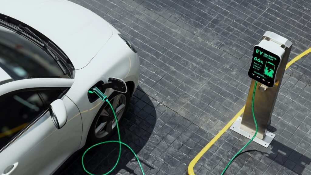 autos híbridos y eléctricos, auto cargando en estación