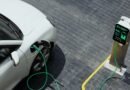 autos híbridos y eléctricos, auto cargando en estación