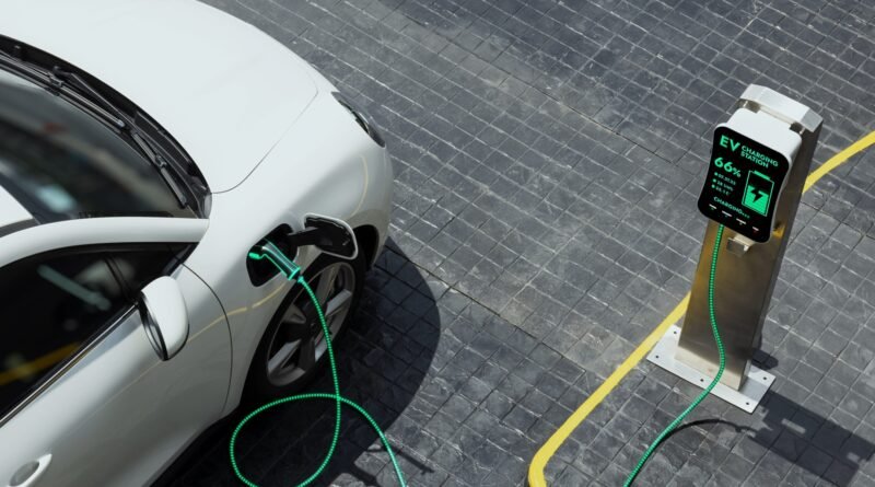 autos híbridos y eléctricos, auto cargando en estación