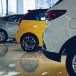 autos más baratos: hilera de autos 0km nuevos en un concesionario