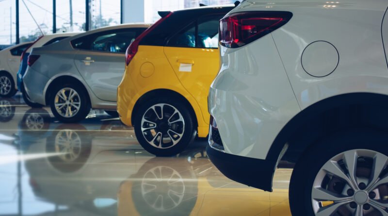 autos más baratos: hilera de autos 0km nuevos en un concesionario
