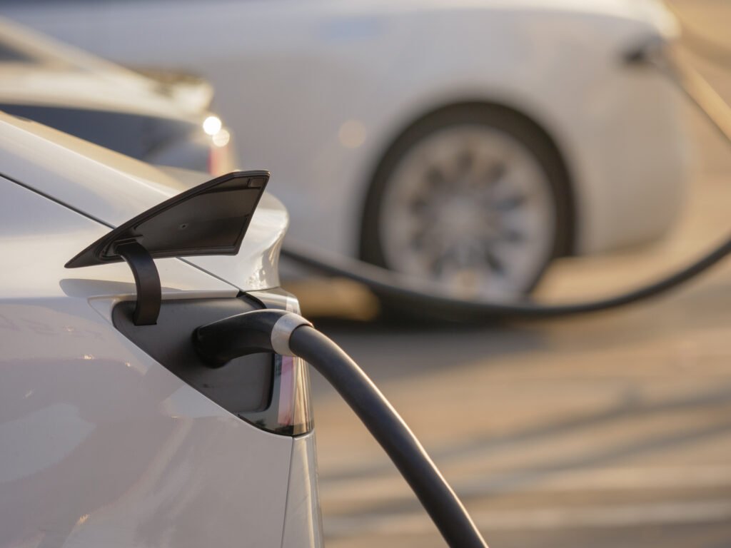 autos importados sin arancel: autos eléctricos cargando en una estación