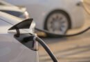 autos importados sin arancel: autos eléctricos cargando en una estación