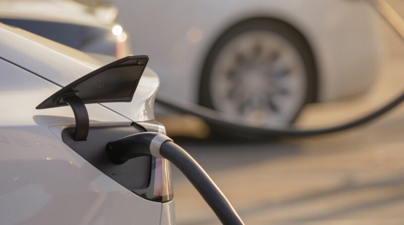 autos importados sin arancel: autos eléctricos cargando en una estación