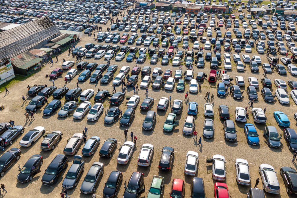 autos usados alineados en una playa de venta, autos usados