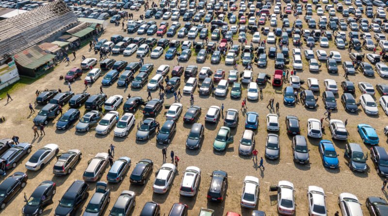 autos usados alineados en una playa de venta, autos usados