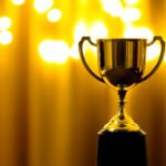 Balón de Oro: trofeo dorado iluminado sobre fondo oscuro