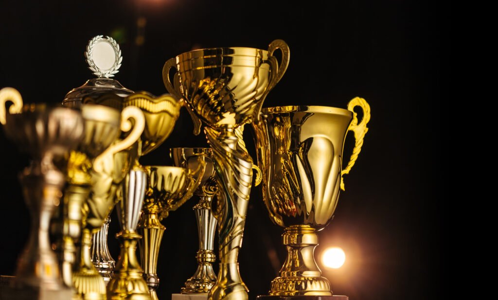 Balón de Oro 2026: trofeos dorados brillando sobre un fondo oscuro