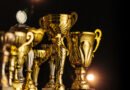 Balón de Oro 2026: trofeos dorados brillando sobre un fondo oscuro