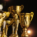 Balón de Oro 2026: trofeos dorados brillando sobre un fondo oscuro