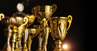 Balón de Oro 2026: trofeos dorados brillando sobre un fondo oscuro