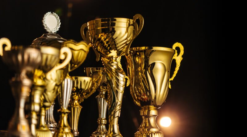 Balón de Oro 2026: trofeos dorados brillando sobre un fondo oscuro