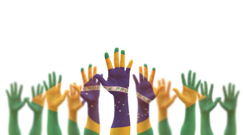 manos con la bandera de Brasil, balotaje en Brasil
