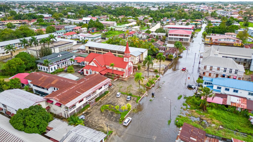 calle anegada en barrios populares por las lluvias