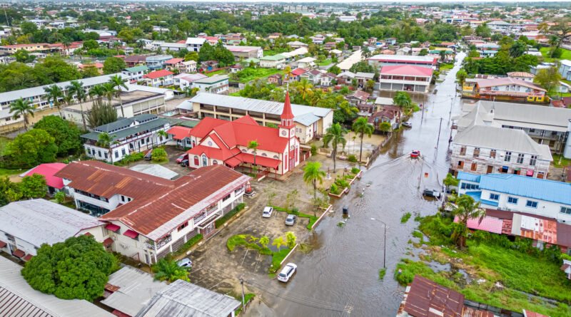 calle anegada en barrios populares por las lluvias