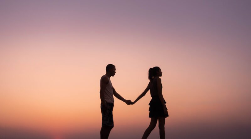 silueta de una pareja caminando al atardecer, Benjamín Vicuña