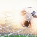 Boca ante Independiente: pelota entrando a la red del arco en el estadio