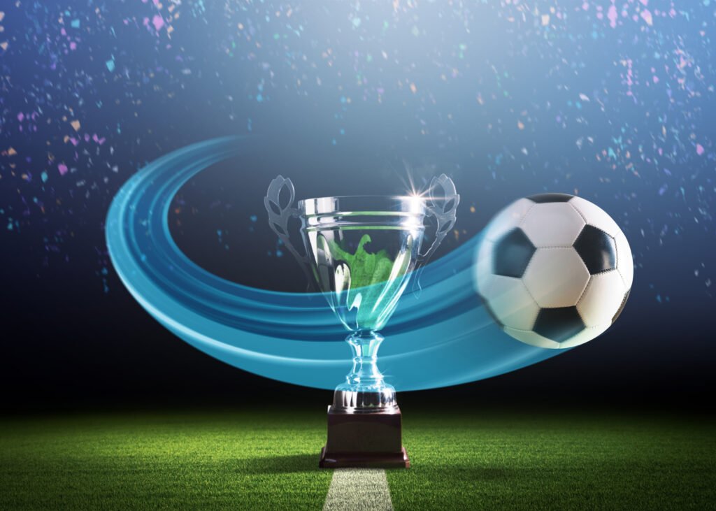 Boca en la Sudamericana: copa de fútbol dorada junto a una pelota