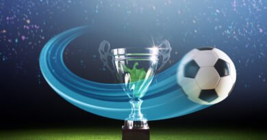 Boca en la Sudamericana: copa de fútbol dorada junto a una pelota