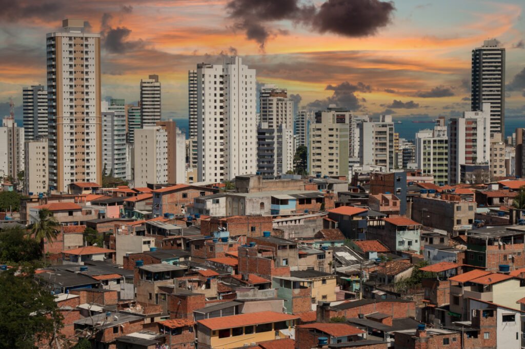 brecha de ingresos: contraste urbano entre torres modernas y casas humildes