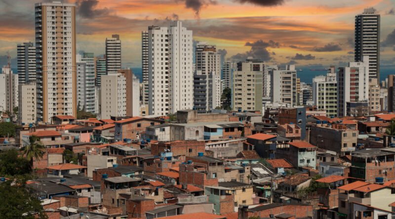 brecha de ingresos: contraste urbano entre torres modernas y casas humildes