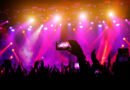 BTS en La Plata: público en un recital con luces moradas del escenario