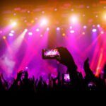 BTS en La Plata: público en un recital con luces moradas del escenario