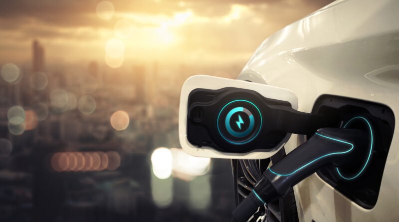 BYD Atto 2: auto híbrido eléctrico cargando en una estación al atardecer