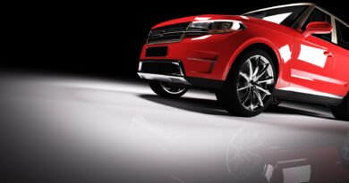 BYD Ti7: SUV moderno iluminado sobre fondo oscuro