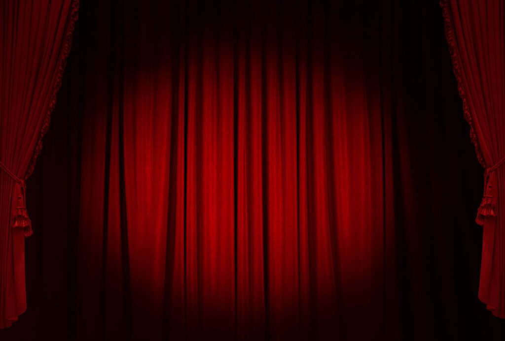 campaña de Milei: teatro clásico con telón rojo y escenario