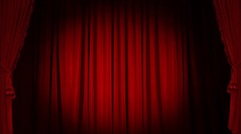 campaña de Milei: teatro clásico con telón rojo y escenario