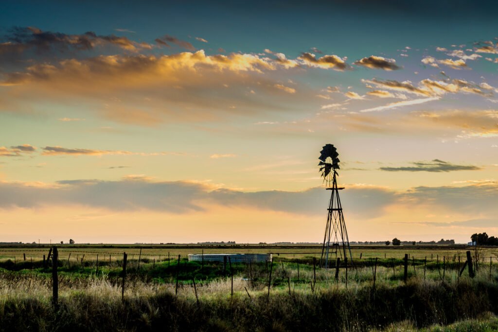 Caso Nanci Godoy: paisaje del campo argentino con un molino al atardecer
