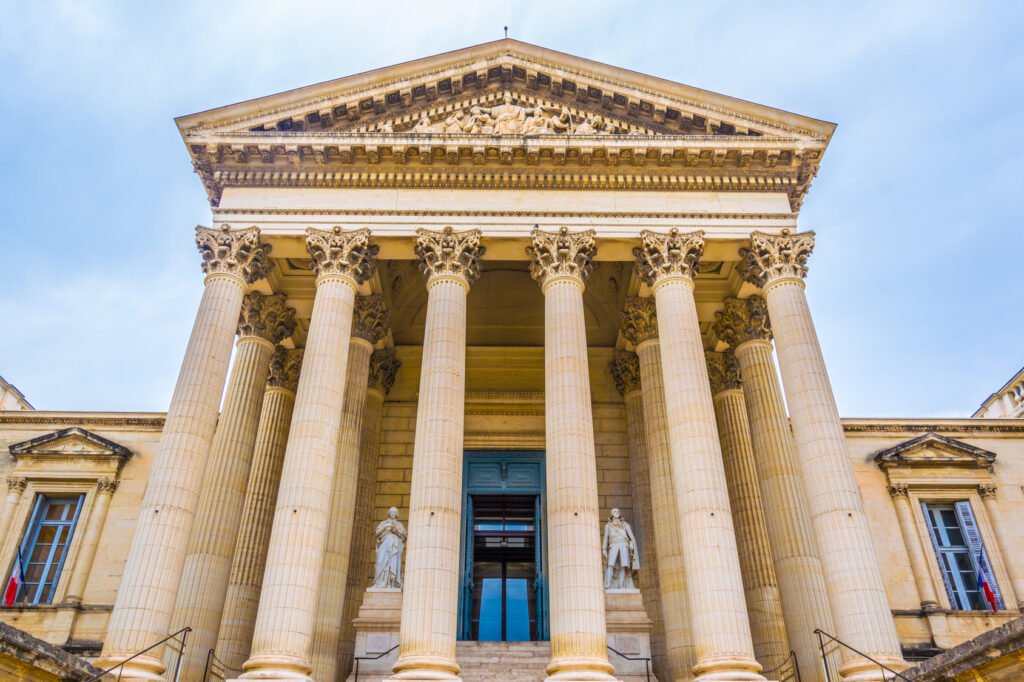causa Libra: fachada de un palacio de tribunales con columnas