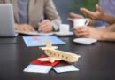 causa por los viajes: pasaportes, pasajes y un avión sobre una mesa