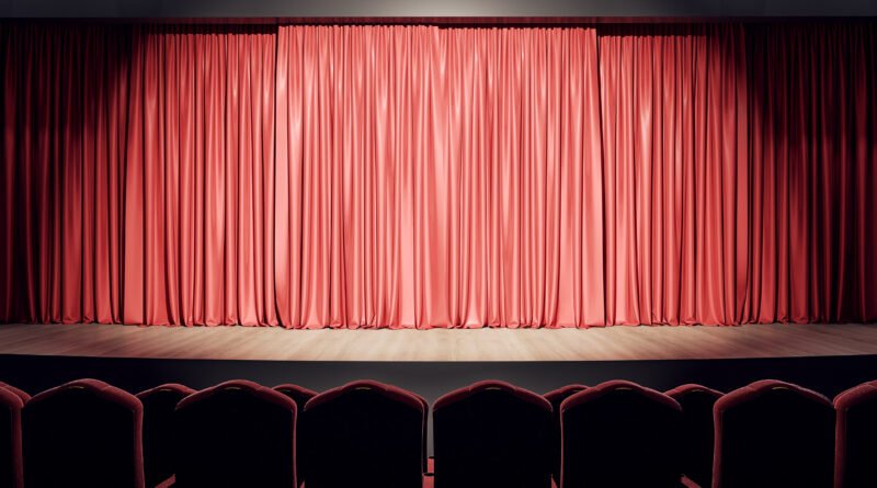 escenario de teatro vacío con butacas rojas, Cecilia Milone