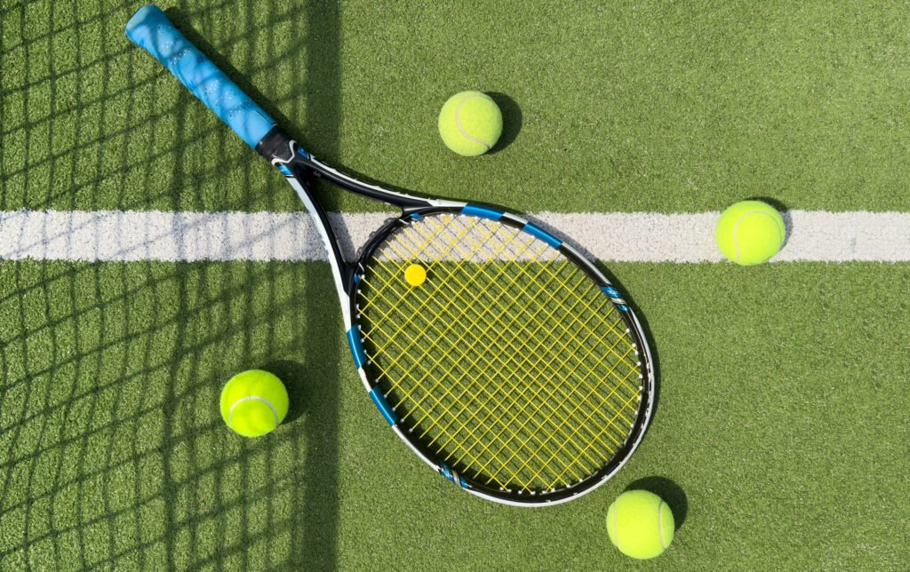 Cerúndolo en Bruselas: pelota y raqueta de tenis sobre una cancha dura