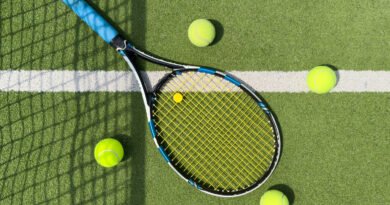 Cerúndolo en Bruselas: pelota y raqueta de tenis sobre una cancha dura