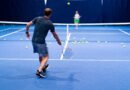 tenista en una cancha dura azul cubierta, Francisco Cerúndolo