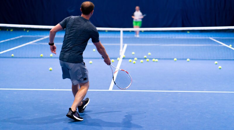 tenista en una cancha dura azul cubierta, Francisco Cerúndolo