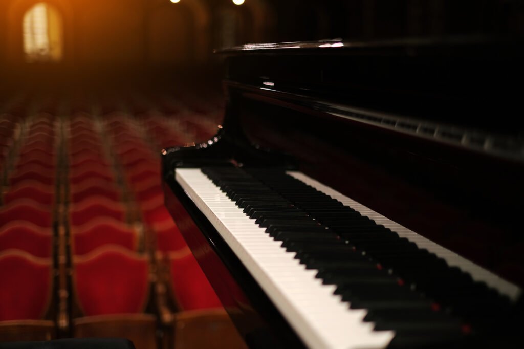 Charly García: piano de cola en un escenario de concierto