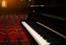 Charly García: piano de cola en un escenario de concierto