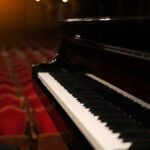 Charly García: piano de cola en un escenario de concierto