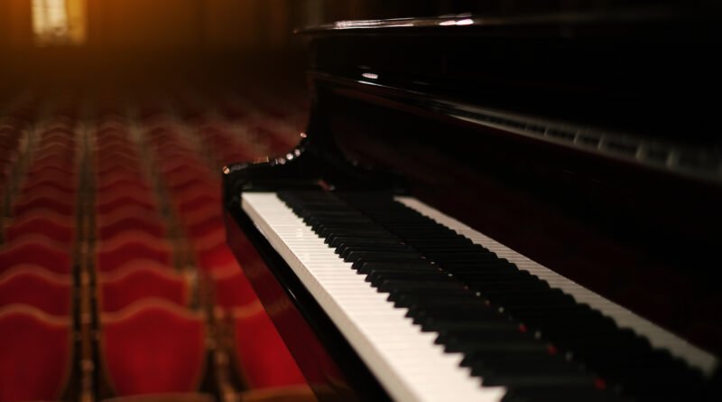 Charly García: piano de cola en un escenario de concierto
