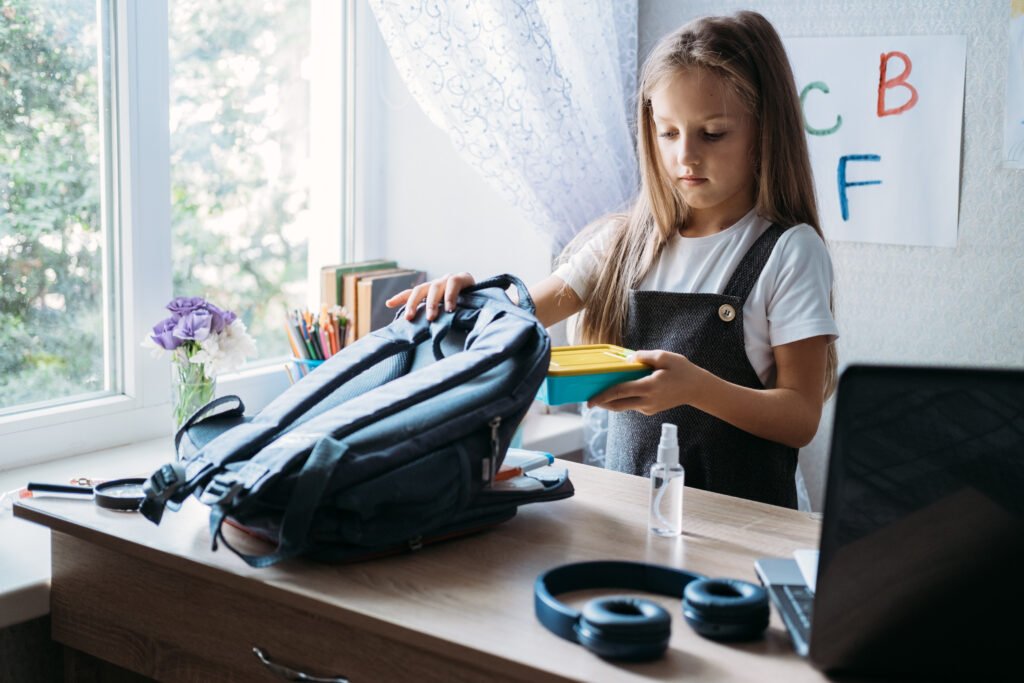 Mochila y útiles escolares sobre la mesa, Chechu Bonelli
