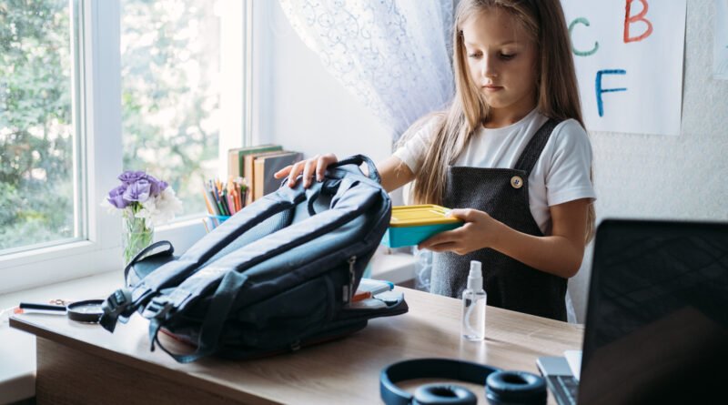 Mochila y útiles escolares sobre la mesa, Chechu Bonelli