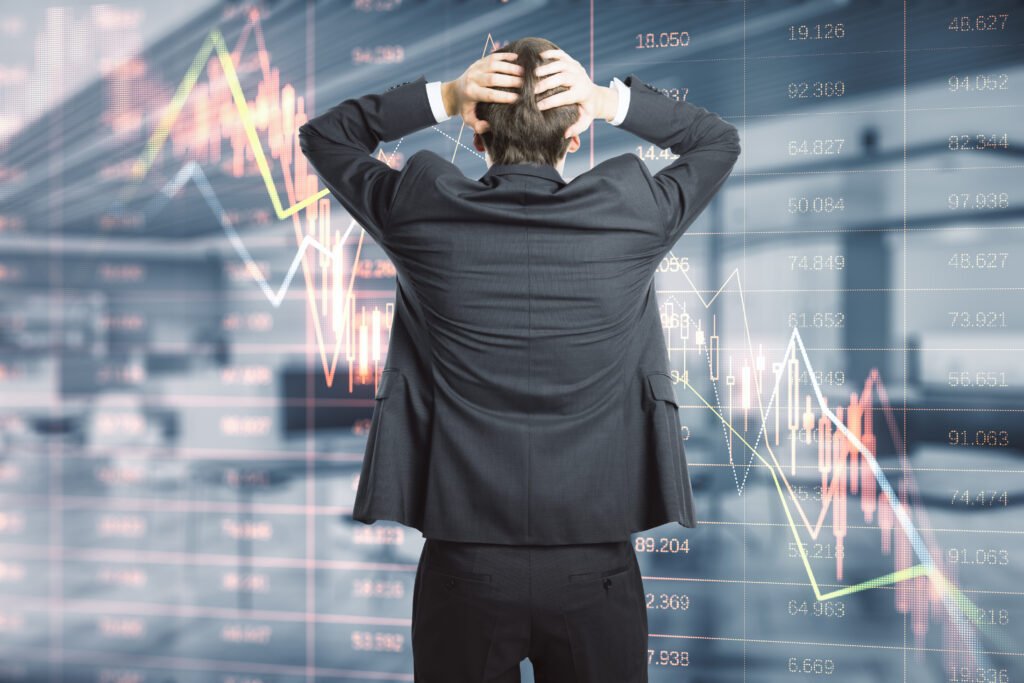 cierre de mercados: operador observa un gráfico financiero en baja