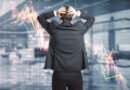 cierre de mercados: operador observa un gráfico financiero en baja