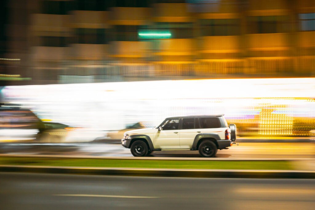 Citroën Basalt: SUV moderno circulando por una calle de ciudad