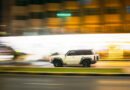 Citroën Basalt: SUV moderno circulando por una calle de ciudad